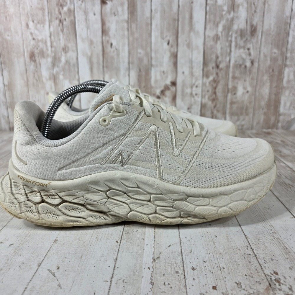 New Balance Fresh Foam More v4 Mens 9 Wide 2E Cream Running Shoes MMORWS4